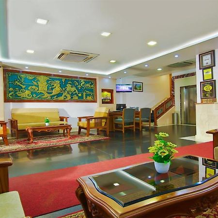 Hotel Excellency Kochi Exterior photo