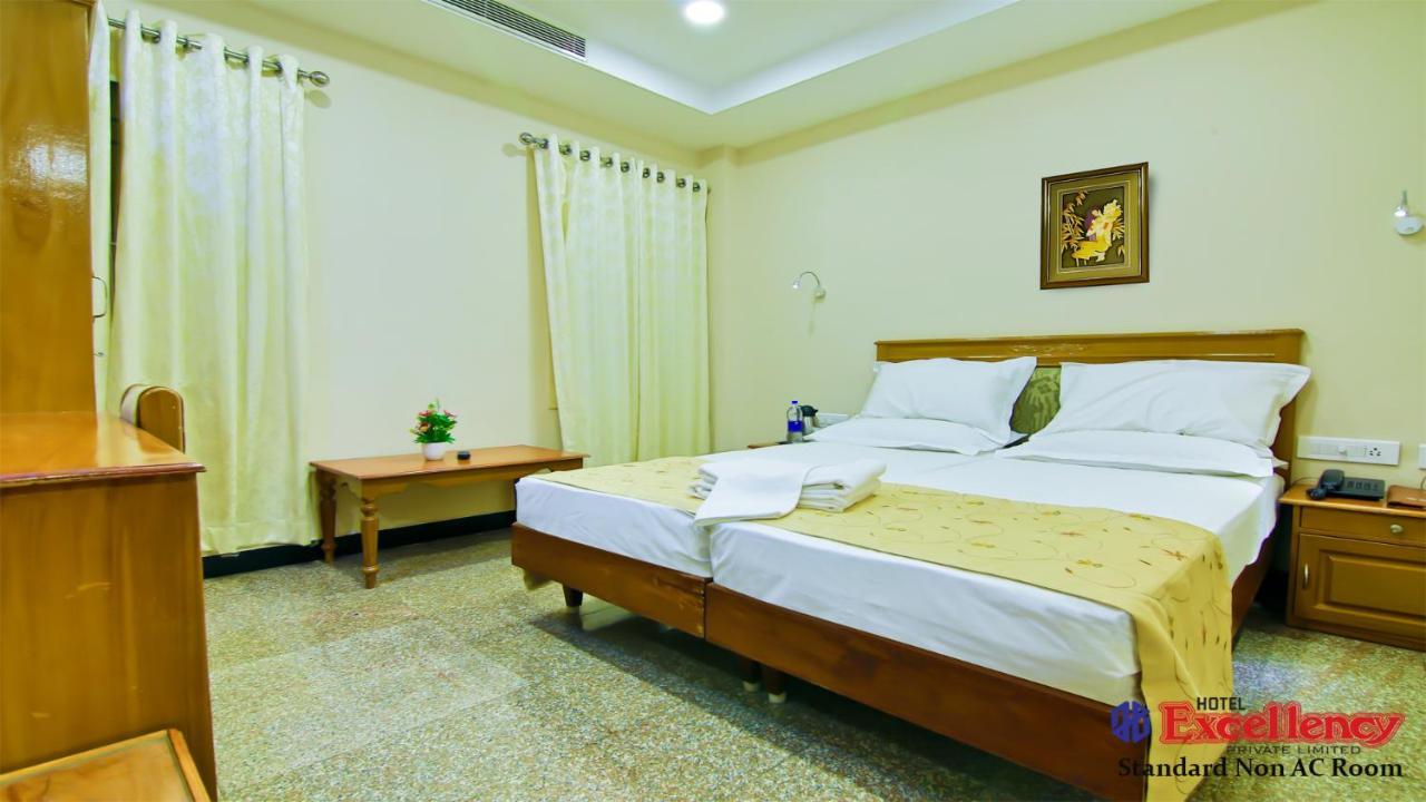 Hotel Excellency Kochi Exterior photo