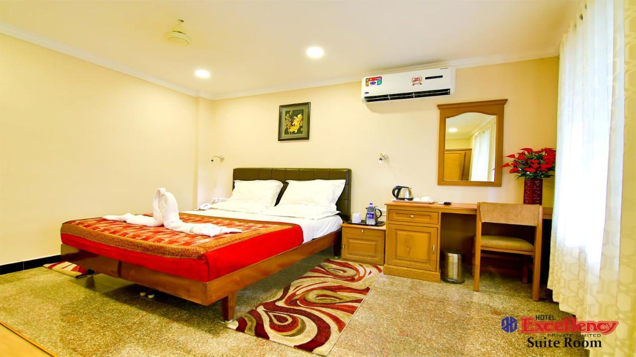 Hotel Excellency Kochi Exterior photo